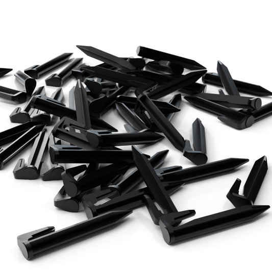 Detailansicht eines Erdnagels für Mähroboter mit Fokus auf die scharfe Spitze, die integrierten Widerhaken für festen Halt und den verstärkten Schlagkopf.