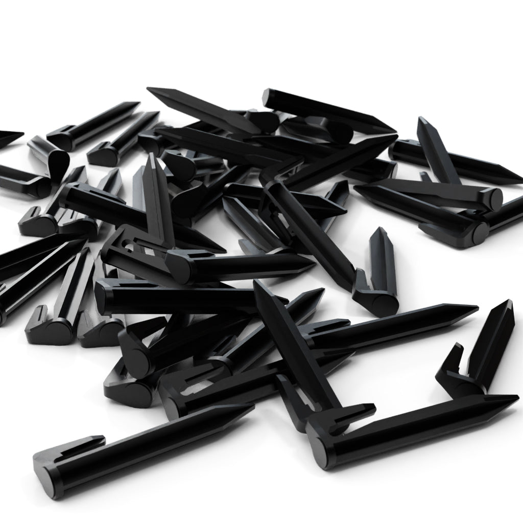 Detailansicht eines Erdnagels für Mähroboter mit Fokus auf die scharfe Spitze, die integrierten Widerhaken für festen Halt und den verstärkten Schlagkopf.