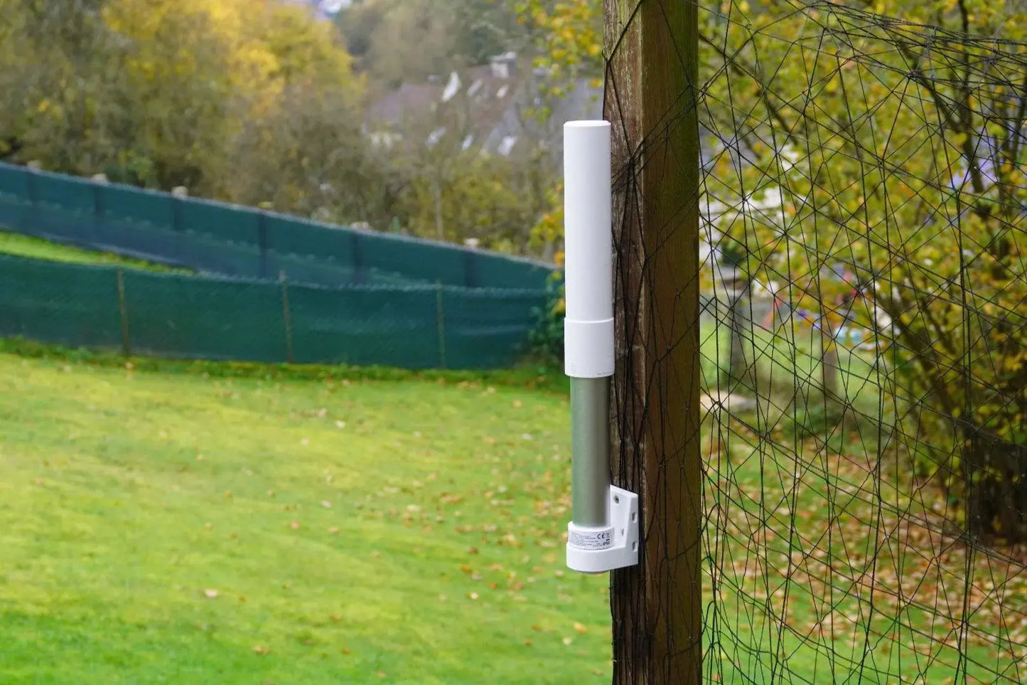 Befestigung des Ecovacs GOAT Beacon Adapters an einem Pfosten mittels Kabelbinder.