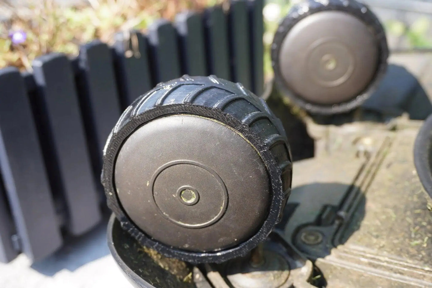 Vergleich des originalen Gardena SILENO Vorderrads mit dem montierten Radschutz XL zur Vermeidung von Hängenbleiben.