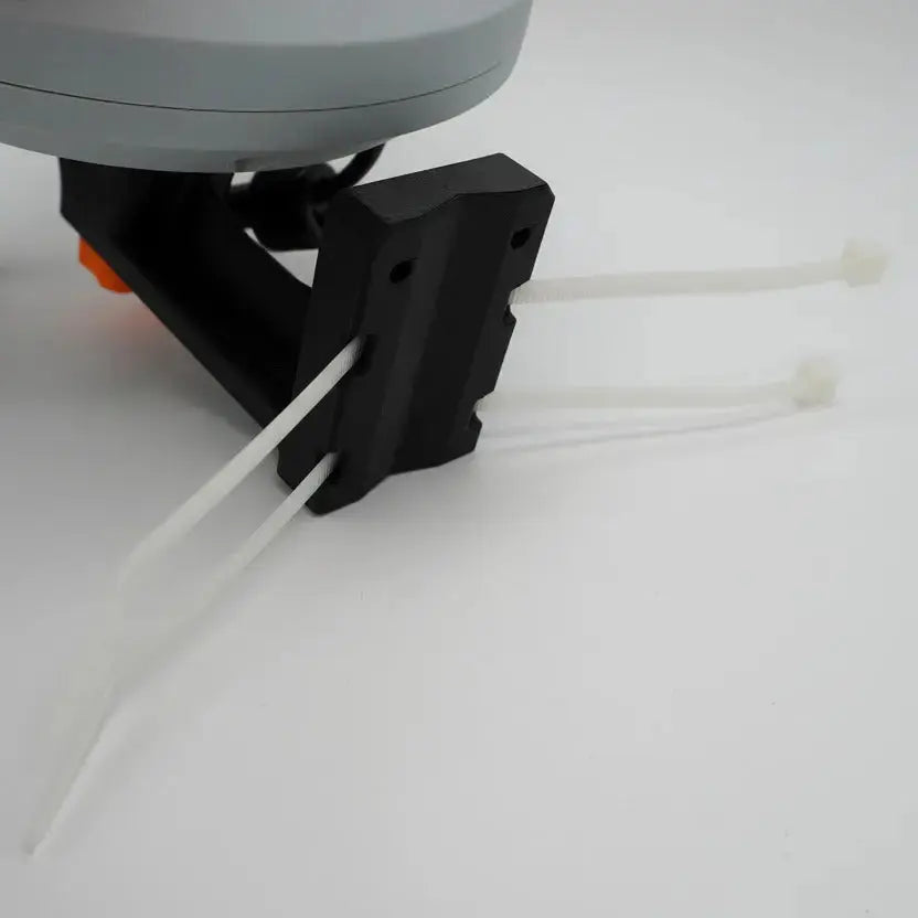 Original Anthbot Genie RTK-Station, stabil montiert auf der passgenauen BF3D-Wandhalterung.
