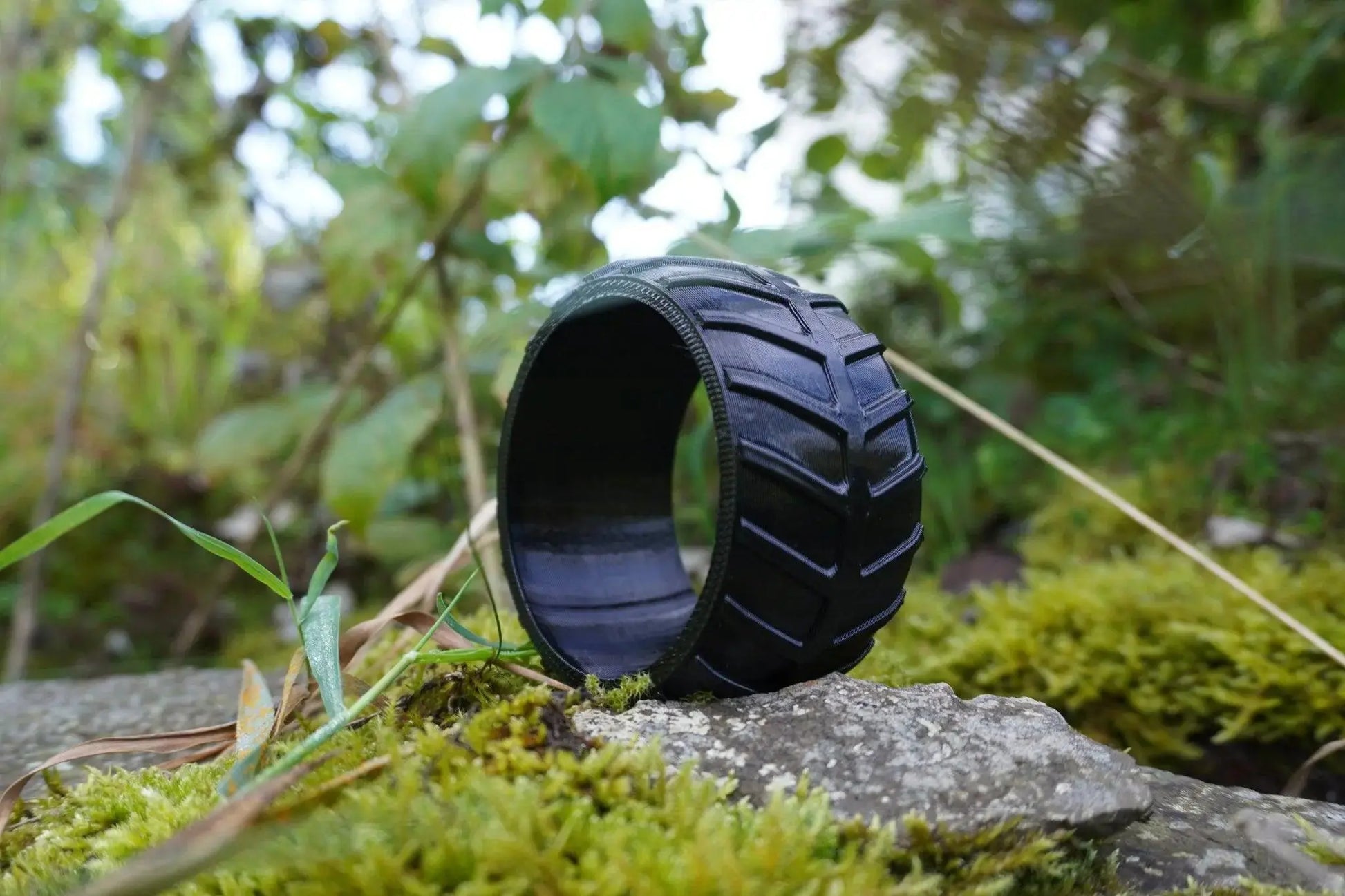 Nahaufnahme des flexiblen, gummiähnlichen TPU-Materials des Radschutz-Überzugs für Kress Mähroboter – extrem verschleißfest.