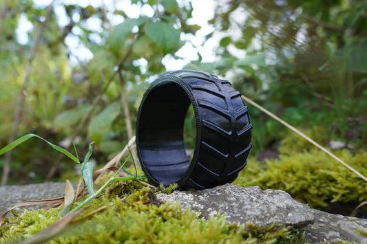 Nahaufnahme des flexiblen, gummiähnlichen TPU-Materials des Radschutz-Überzugs für Kress Mähroboter – extrem verschleißfest.
